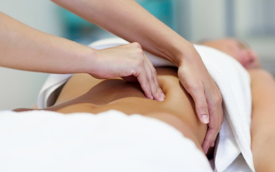 انجام ماساژ در طب سنتی و درمان درد قاعدگی انجام ماساژ در طب سنتی و درمان درد قاعدگی